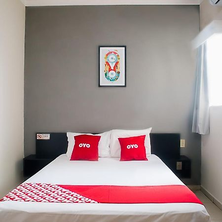 Oyo Cerrado Hotel, Campo Grande 캄푸그란지 외부 사진 A bedroom at an OYO hotel in Jakarta, Indonesia